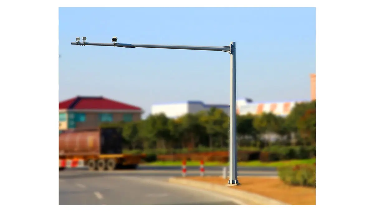 Strong and easy-to-install Snappy hot dip galvanized CCTV pole for highways
