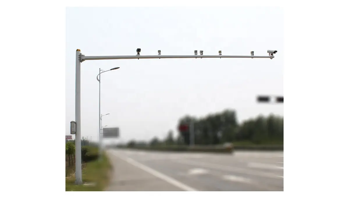 Snappy galvanized octagonal CCTV pole for reliable highway surveillance systems