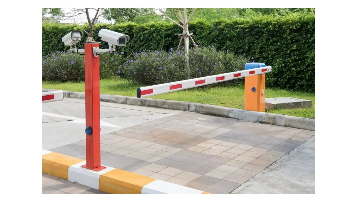 Reliable Snappy galvanized CCTV pole for parking entrance surveillance